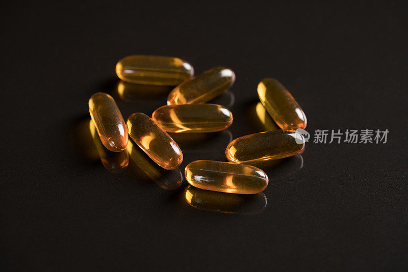 胶囊Omega 3在黑色背景